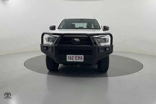 2022 Toyota Hilux 4x4 SR image 5