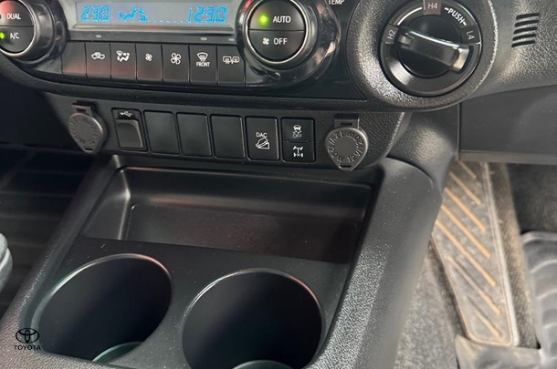 2022 Toyota Hilux SR5 image 32