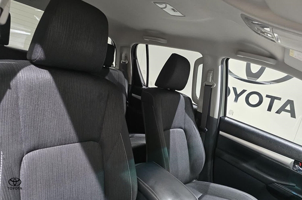 2022 Toyota Hilux SR5 image 28