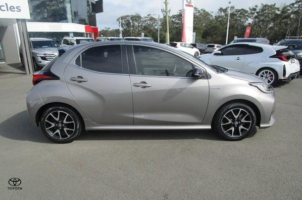 2021 Toyota Yaris HB Hybrid ZR image 4