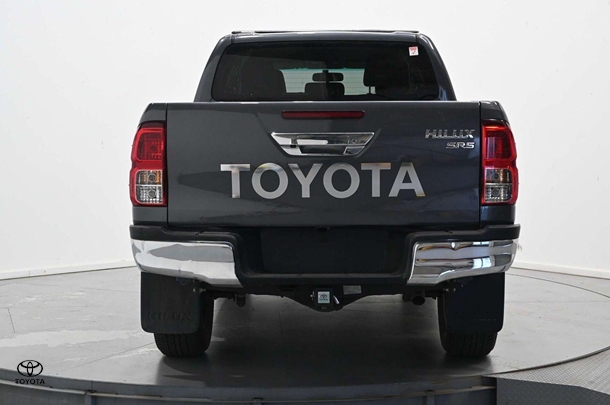 2018 Toyota Hilux 4x4 SR5 image 6