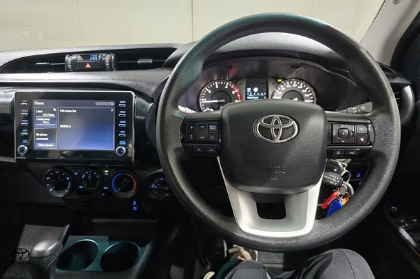 2021 Toyota Hilux SR image 14