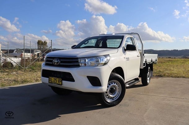2024 Toyota Hilux 4x4 SR image 3