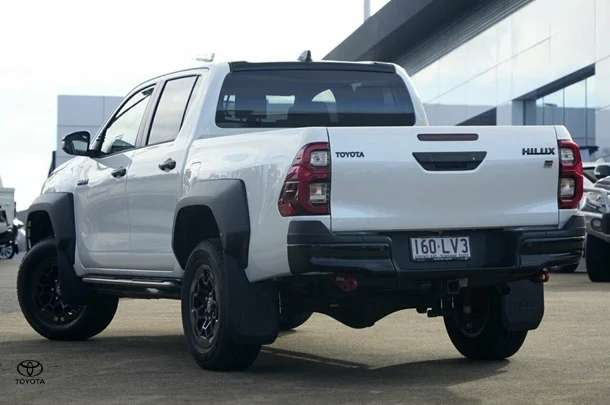 2024 Toyota Hilux 4x4 GR-S image 3