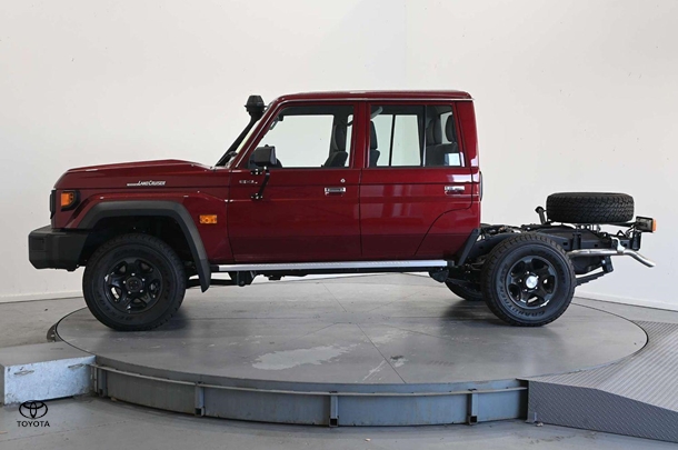 2025 Toyota LC Military GXL image 8