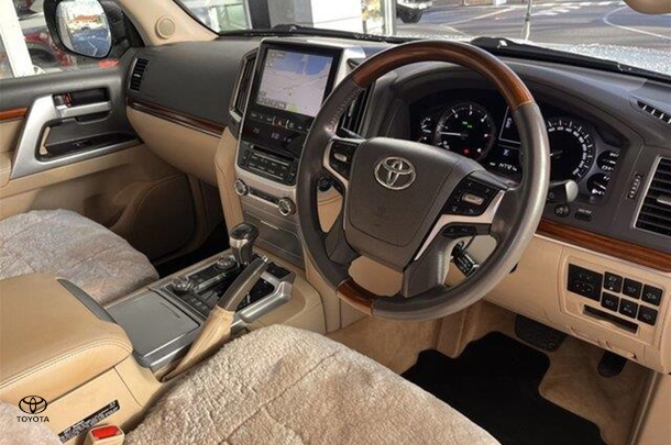 2017 Toyota Landcruiser Sahara image 9