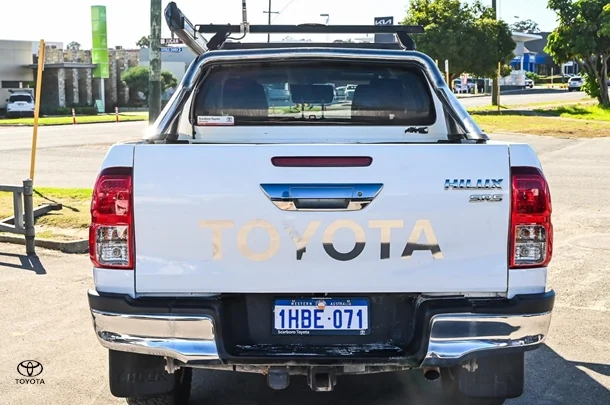 2020 Toyota HILUX SR5 image 5