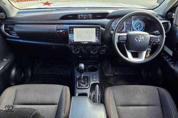 2021 Toyota Hilux SR image 16
