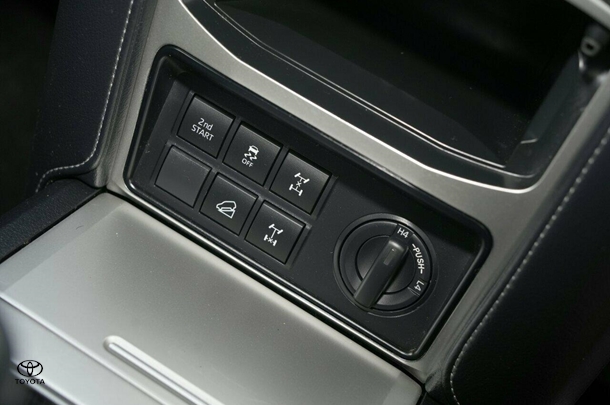 2021 Toyota Prado VX image 19