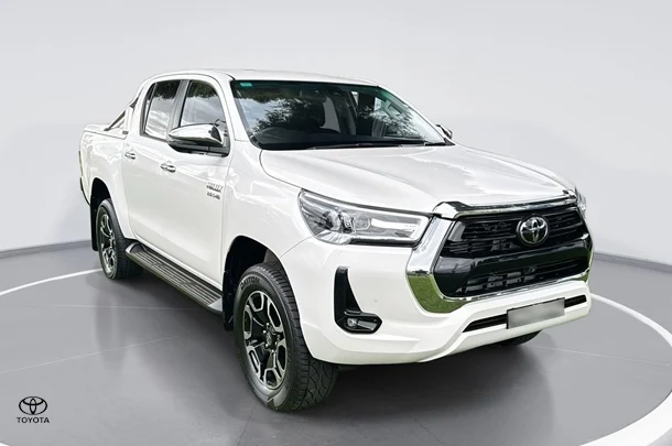 2023 Toyota Hilux SR5 image 1