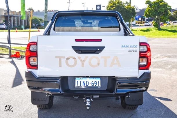 2024 Toyota HILUX SR5 image 5