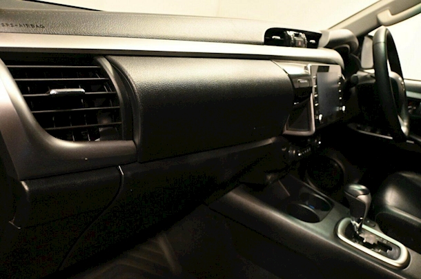 2023 Toyota Hilux SR5 image 17