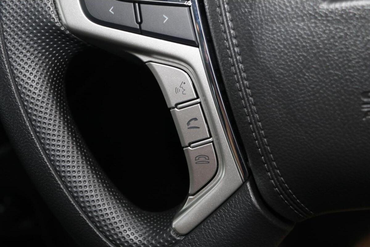 2024 Mitsubishi Triton GLX MR Manual 4x4 MY23 image 13