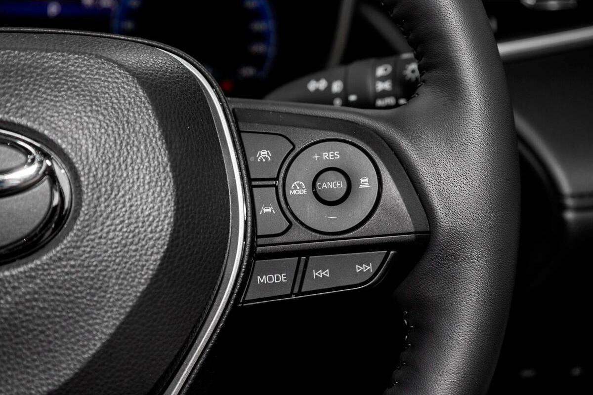 2024 Toyota Corolla Cross Atmos Auto eFour image 16