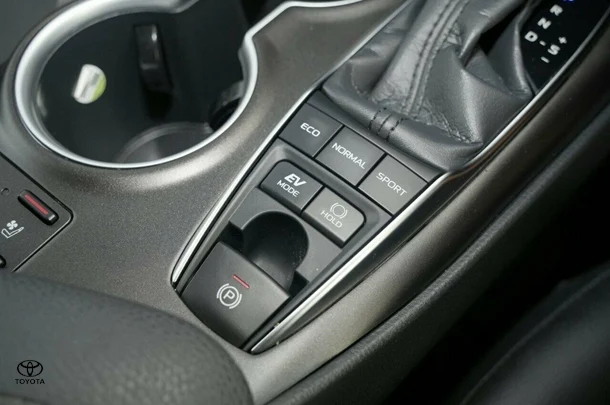2023 Toyota Camry Hybrid SL image 18