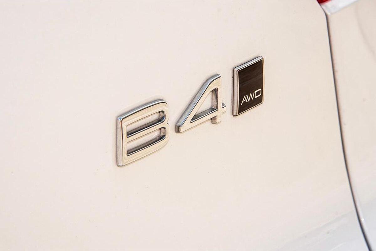 2024 Volvo XC40 Ultra B4 Dark Auto AWD MY25 image 11