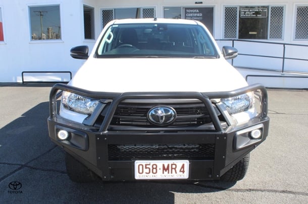 2021 Toyota Hilux 4x4 SR image 2