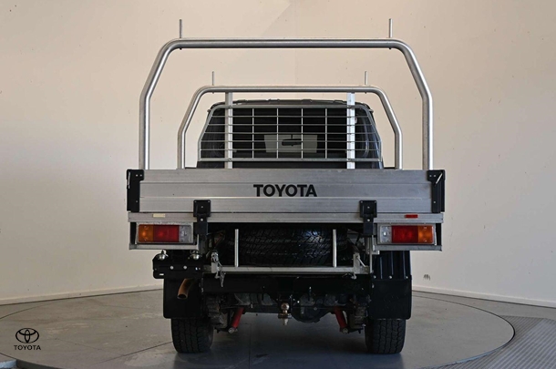 2021 Toyota LC Military GXL image 6