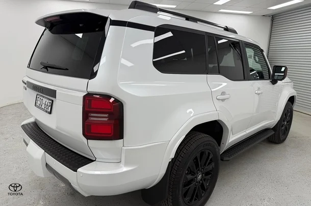 2024 Toyota Prado VX image 3