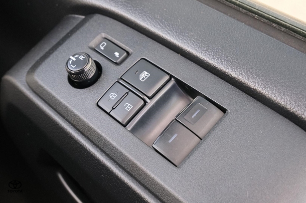 2022 Toyota Hiace LWB image 15