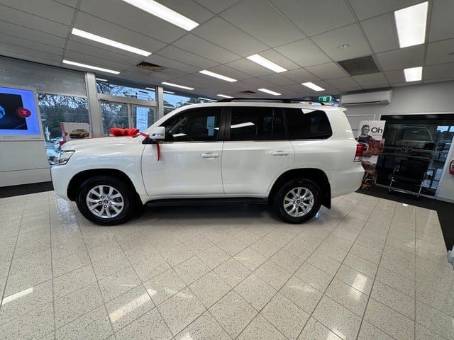 2019 Toyota Landcruiser VX image 4