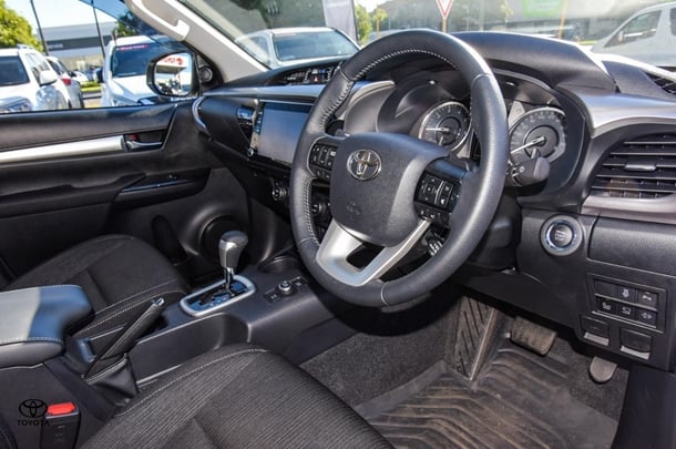 2024 Toyota HILUX SR5 image 16