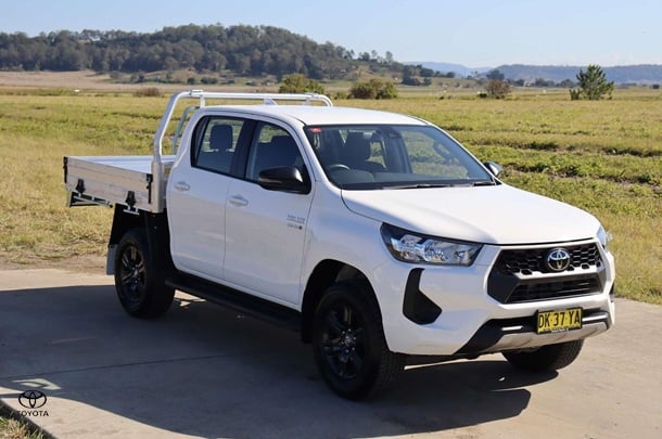2024 Toyota Hilux 4x4 SR image 2