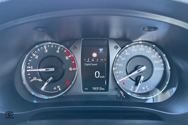 2023 Toyota Hilux 4x4 SR5 image 9