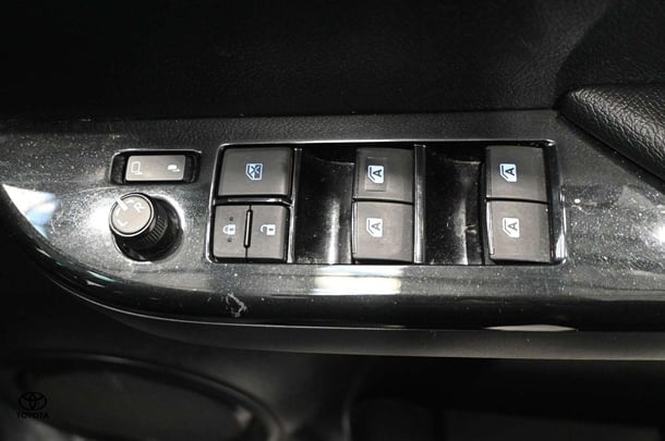 2018 Toyota Hilux 4x4 SR5 image 18