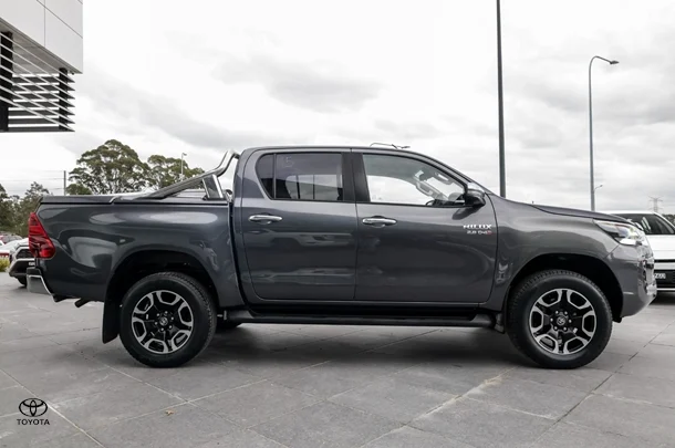2020 Toyota HILUX SR5 image 3