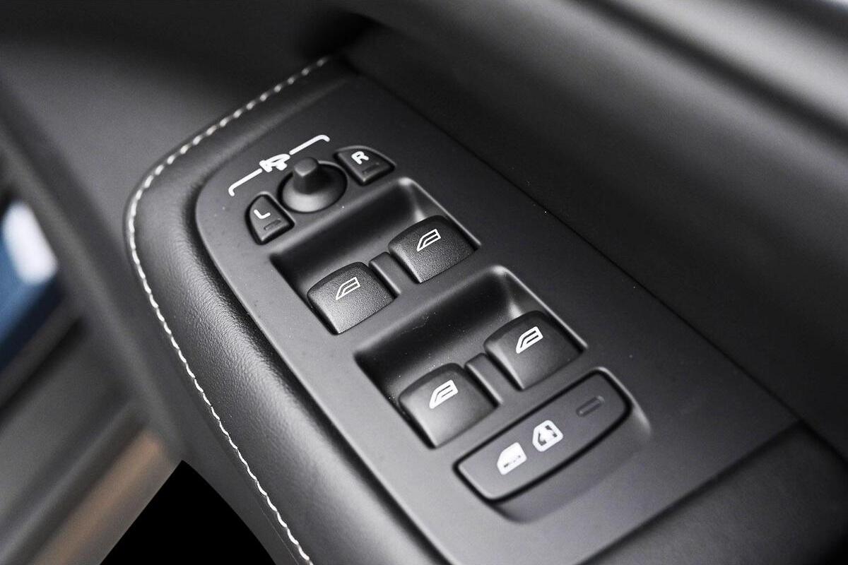 2024 Volvo V60 Cross Country Ultimate B5 Bright Auto AWD MY24 image 14