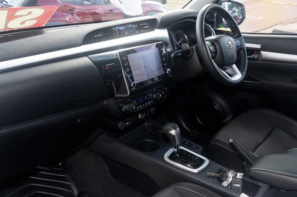 2022 Toyota HILUX SR5 image 7