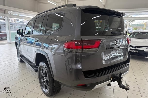 2022 Toyota Landcruiser GR-S image 4