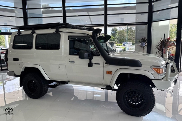 2023 Toyota LC Military GXL image 9