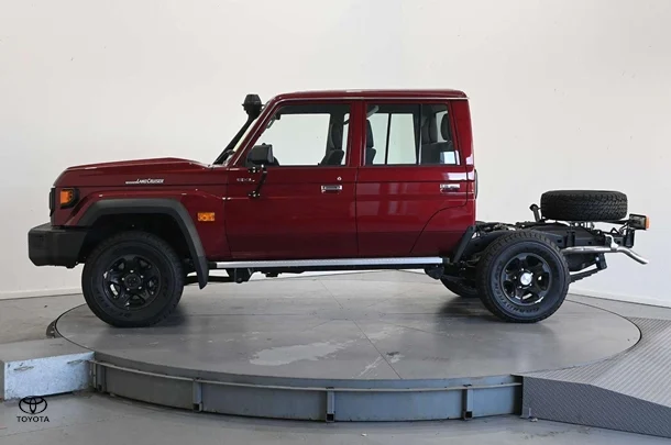 2024 Toyota LC Military GXL image 8