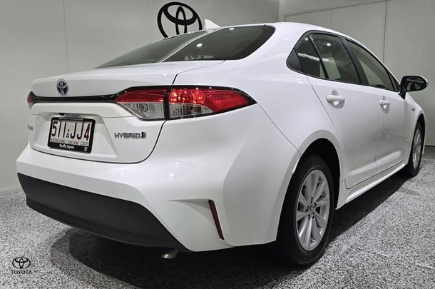 2024 Toyota COROLLA SEDAN HYBRID Ascent Sport image 3