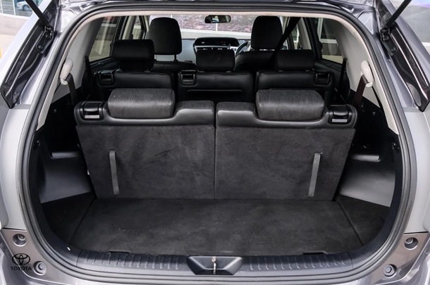 2020 Toyota Prius v L1 image 17