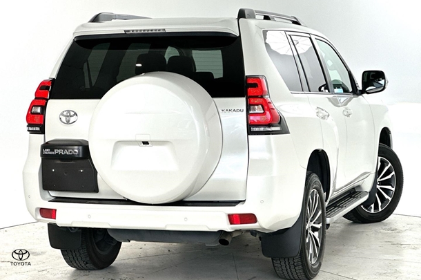 2022 Toyota Prado Kakadu image 9
