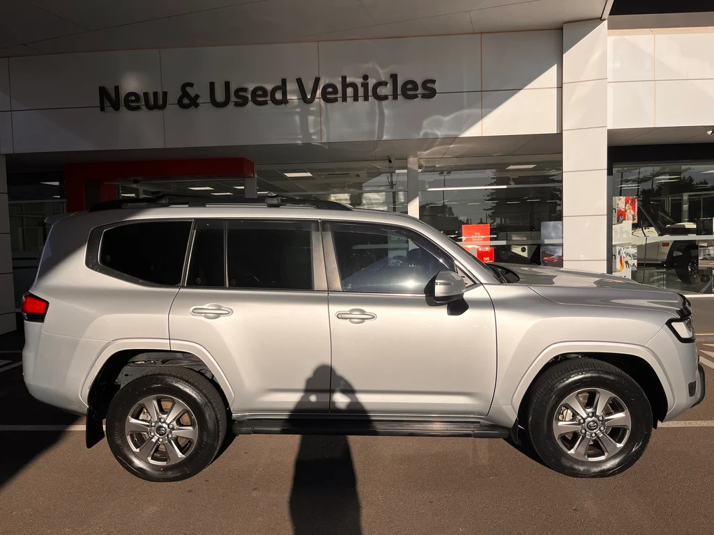2023 Toyota Landcruiser VX image 2