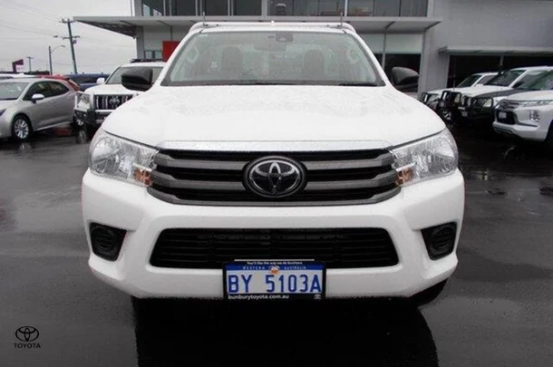 2023 Toyota HILUX 4x4 SR image 2