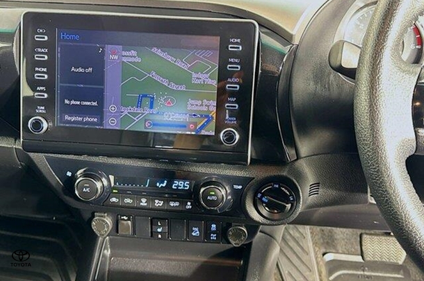 2021 Toyota Hilux SR5 image 13