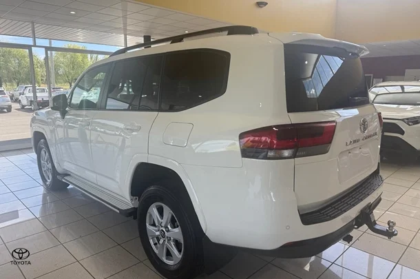 2023 Toyota Landcruiser GXL image 5
