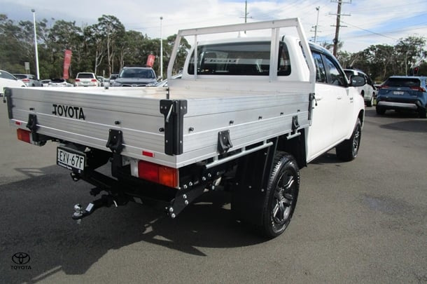 2025 Toyota Hilux SR image 4