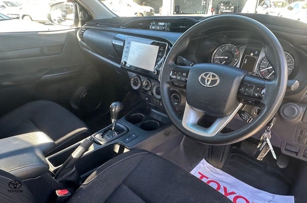 2022 Toyota Hilux SR image 14