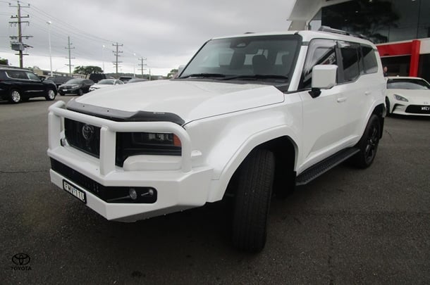 2024 Toyota Prado VX image 3