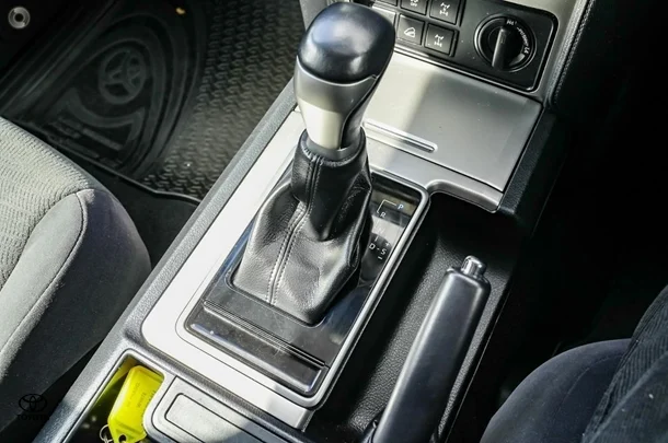 2023 Toyota Prado GXL image 12