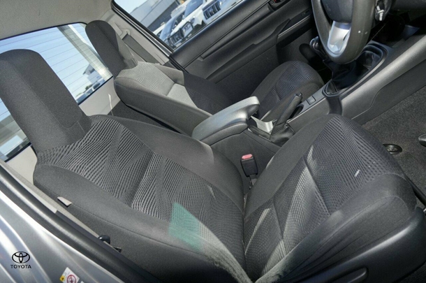 2017 Toyota HILUX SR image 21