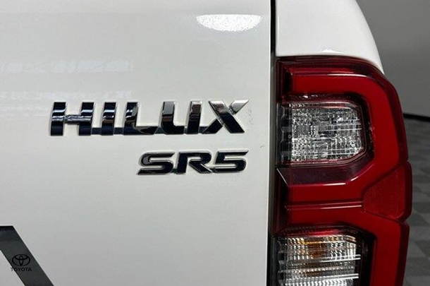 2022 Toyota Hilux SR5 image 8