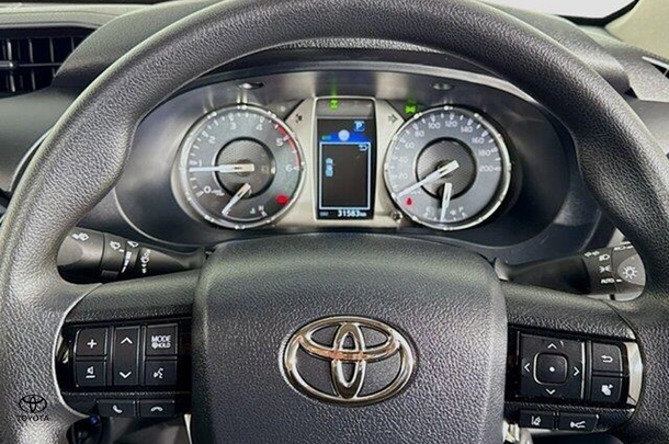 2024 Toyota Hilux SR image 12