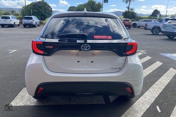 2022 Toyota Yaris HB Hybrid SX image 3